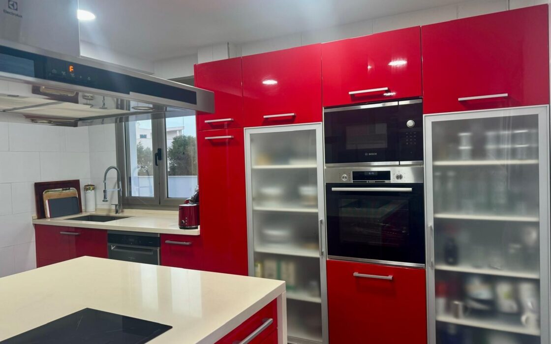 Вилла в Аликанте 400 кв.м с бассейном и террасой