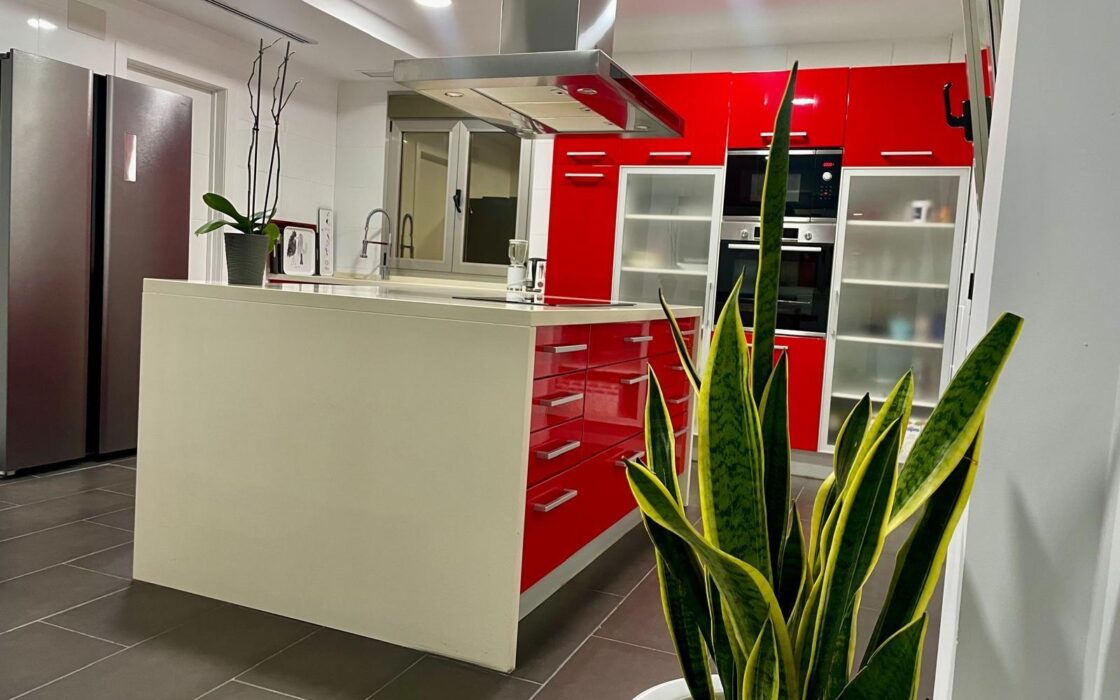 Вилла в Аликанте 400 кв.м с бассейном и террасой