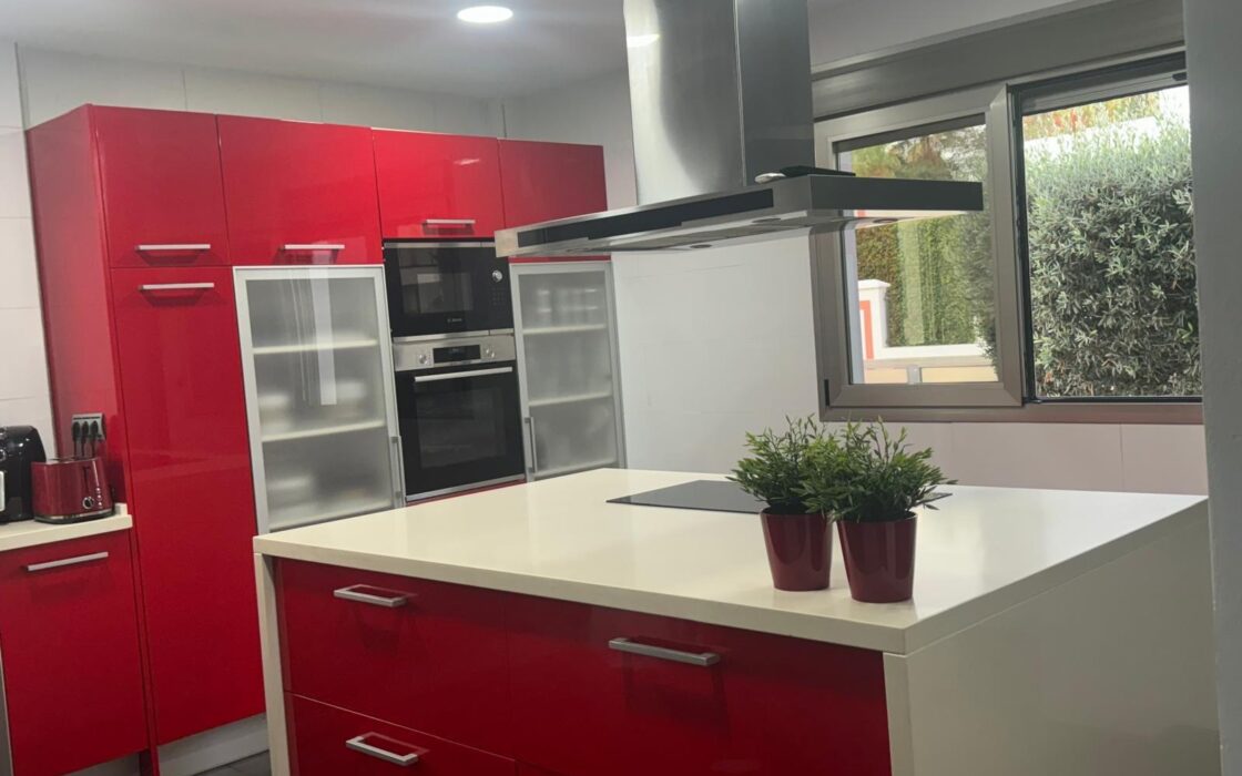 Вилла в Аликанте 400 кв.м с бассейном и террасой