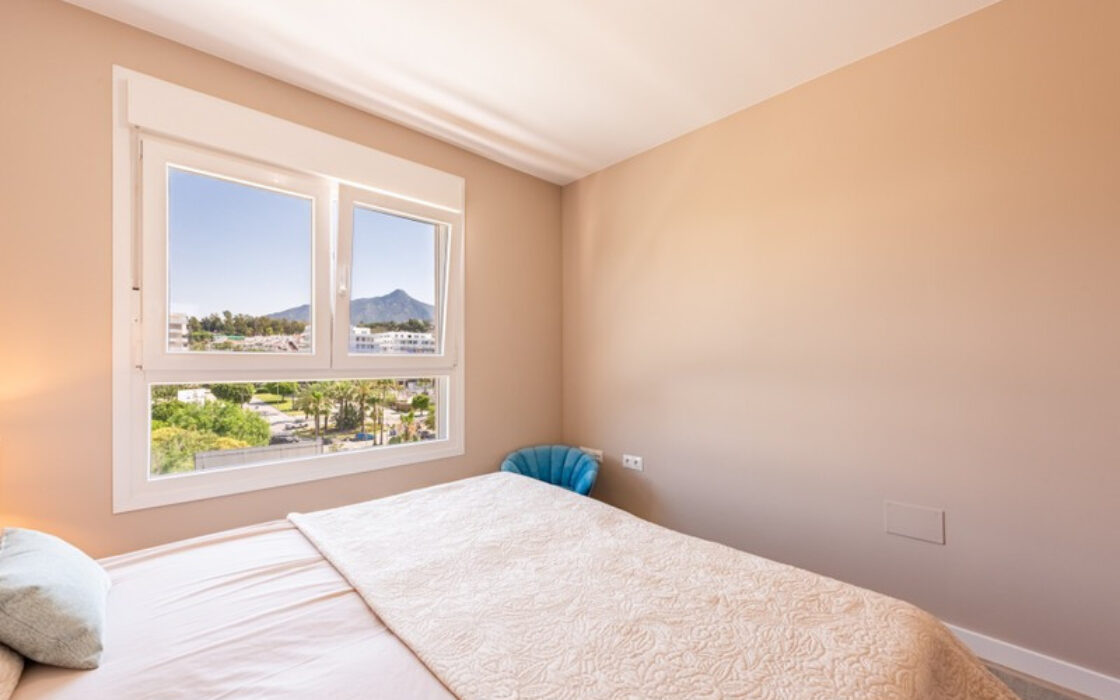 Апартаменти з терасою в Нуева Андалусія 119 кв.м, 4 кімнати