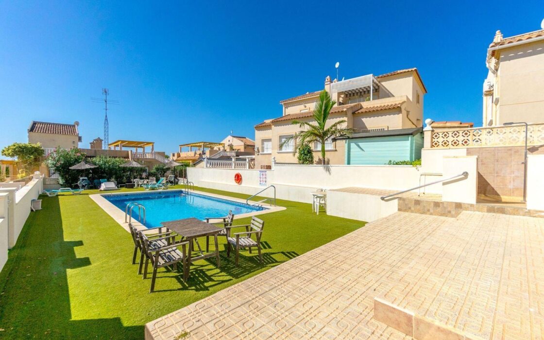 Дом 105 кв.м в San Miguel de Salinas с бассейном у моря