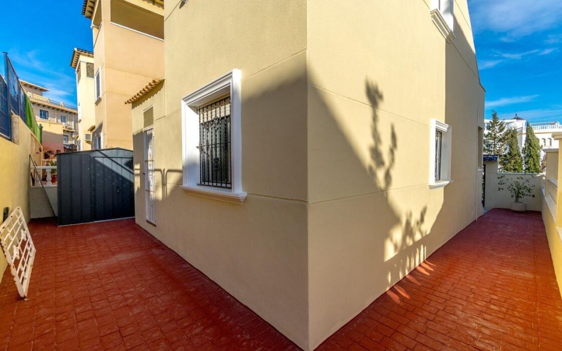 Дом 105 кв.м в San Miguel de Salinas с бассейном у моря