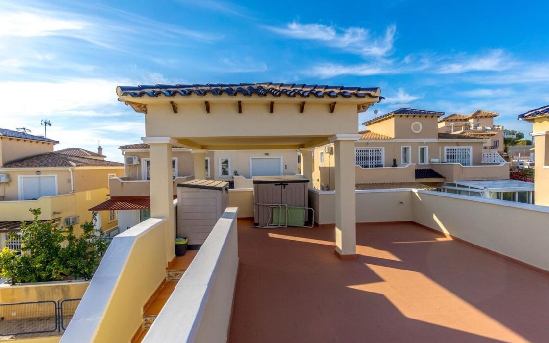 Дом 105 кв.м в San Miguel de Salinas с бассейном у моря