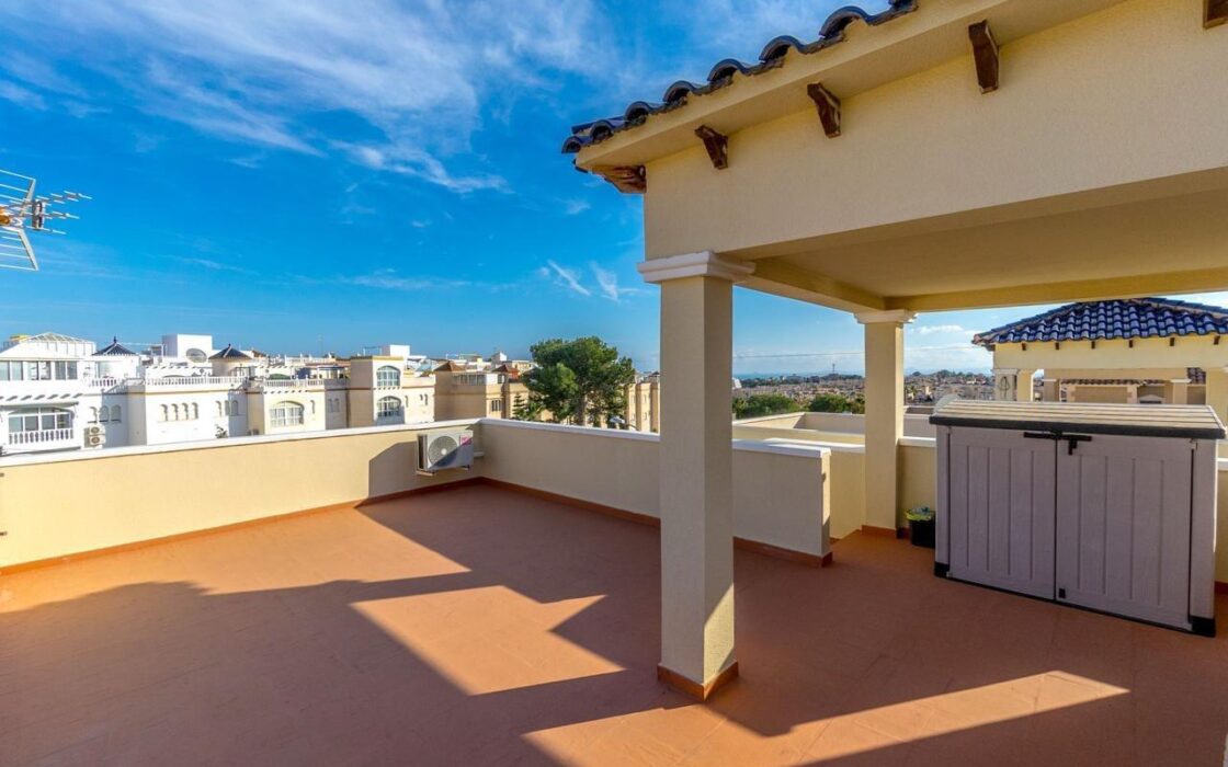 Дом 105 кв.м в San Miguel de Salinas с бассейном у моря