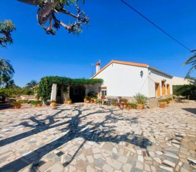 Масія в Ла Марина 315 кв.м, 6 кімнат, 400 м до моря