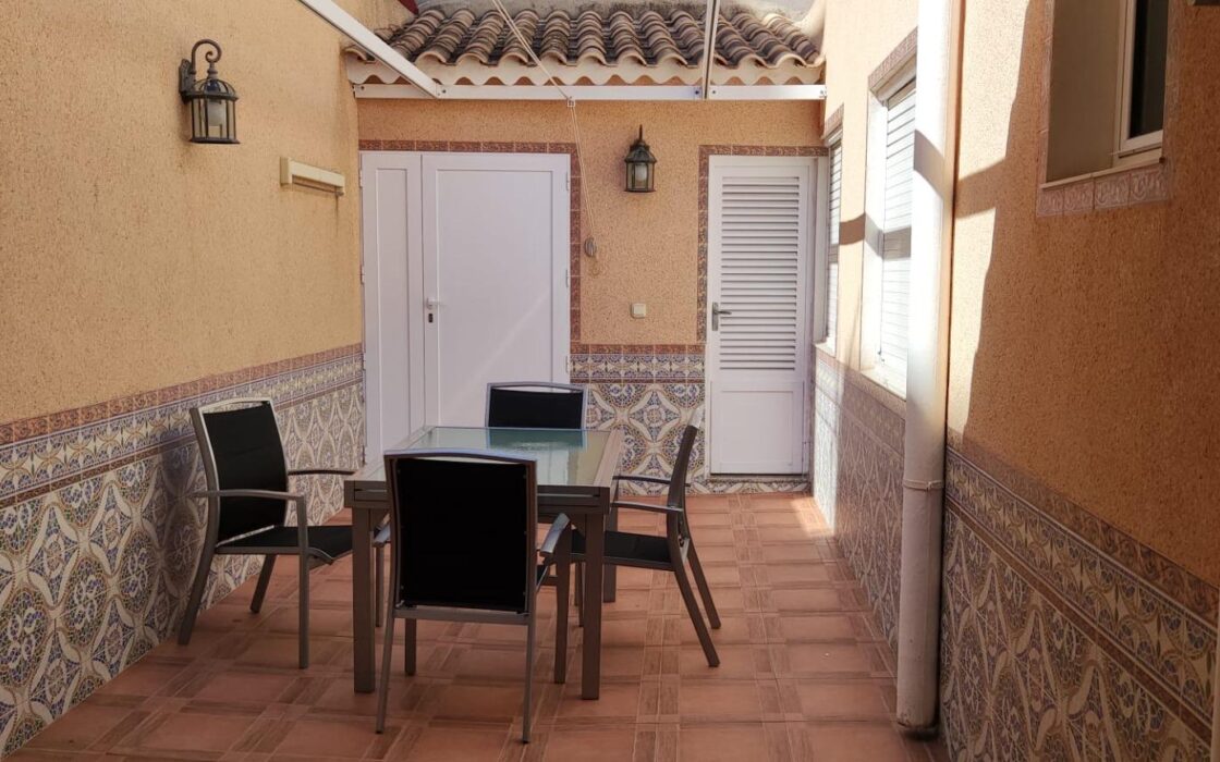 Дом в Торревьехе у пляжа с тремя спальнями и террасой