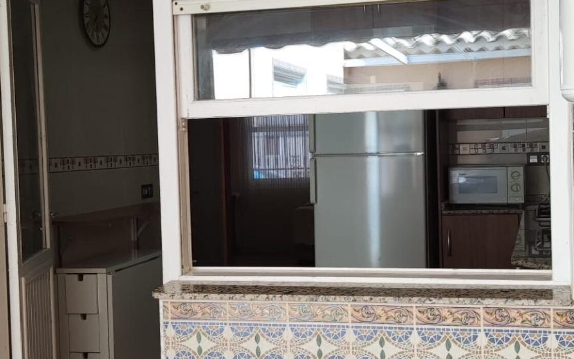 Дом в Торревьехе у пляжа с тремя спальнями и террасой