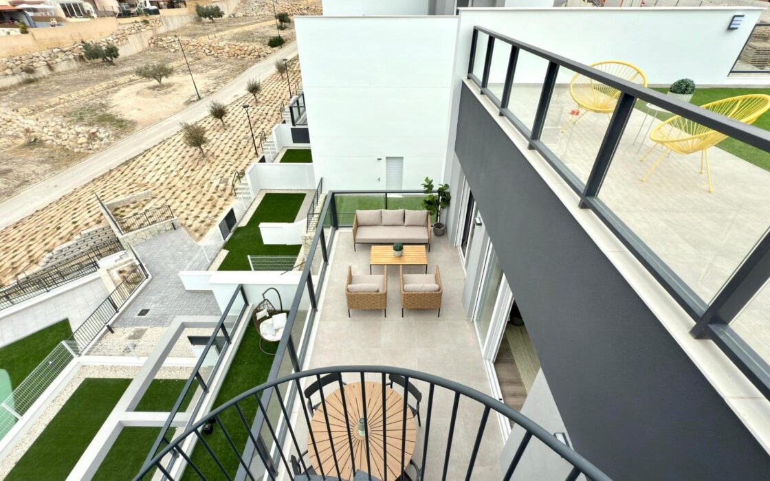 Новый угловой пентхаус с видом на море в Balcón de Finestrat