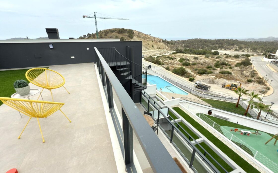 Новый угловой пентхаус с видом на море в Balcón de Finestrat