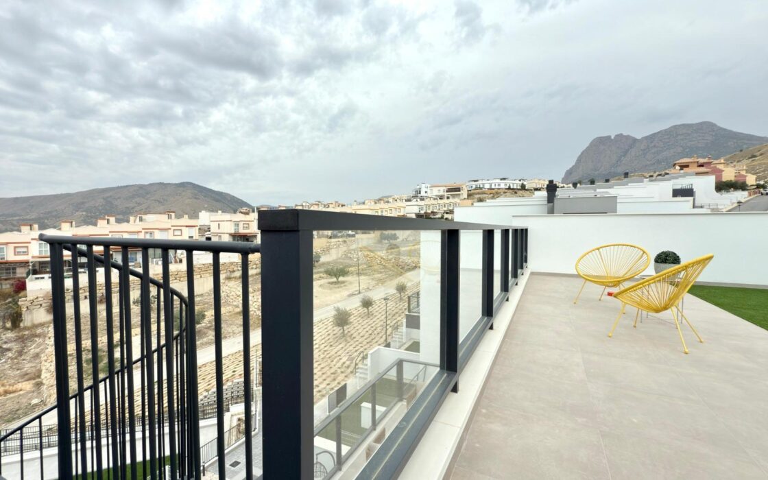 Новый угловой пентхаус с видом на море в Balcón de Finestrat