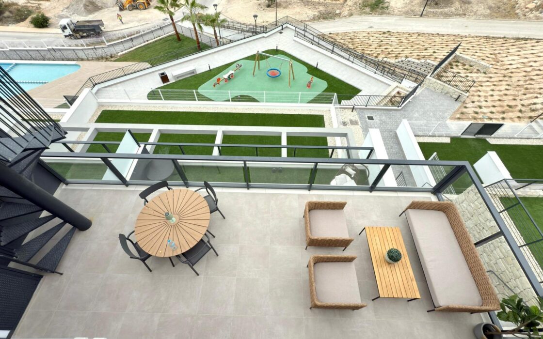 Новый угловой пентхаус с видом на море в Balcón de Finestrat