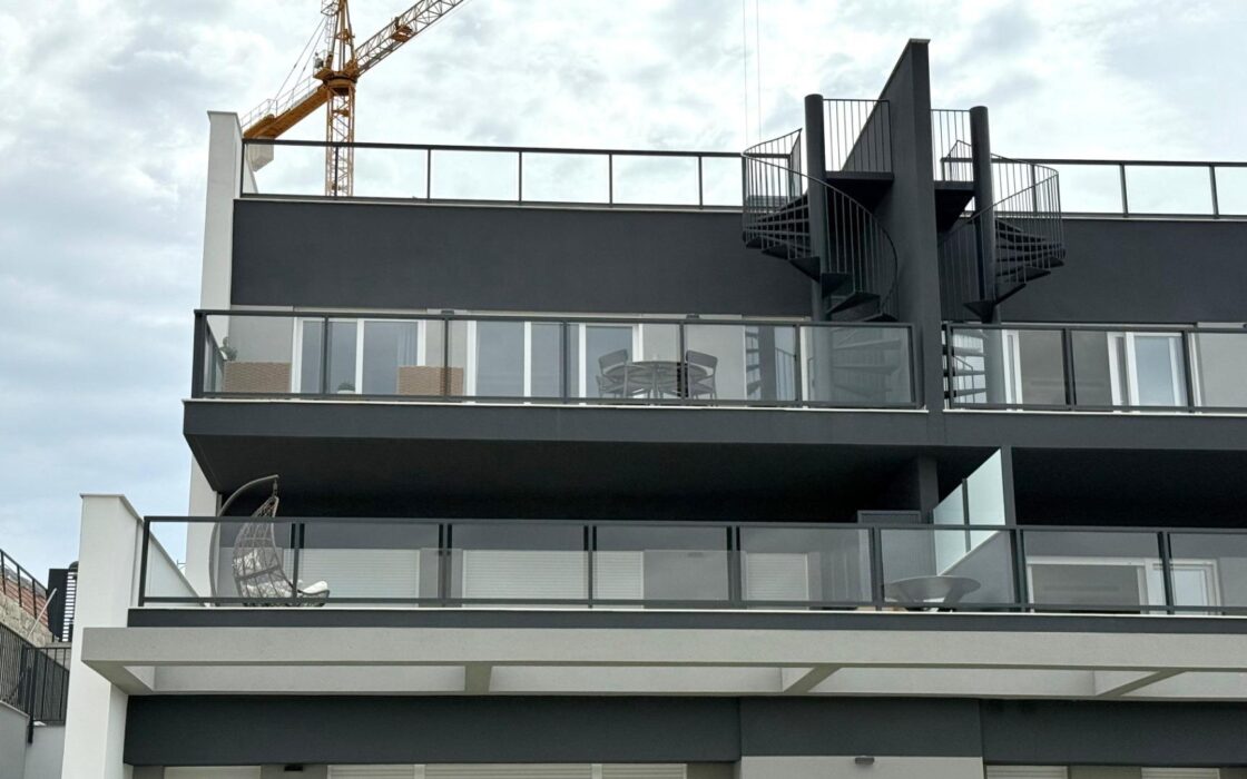 Новый угловой пентхаус с видом на море в Balcón de Finestrat