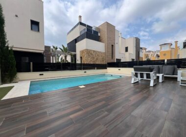 Вилла в Ориуэла Коста 193 кв.м с приватным бассейном