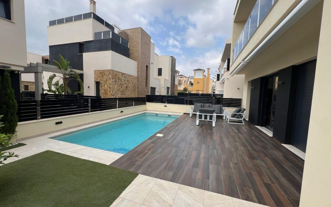 Вилла в Ориуэла Коста 193 кв.м с приватным бассейном