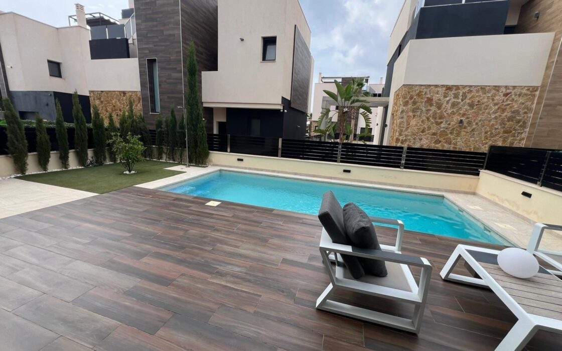 Вилла в Ориуэла Коста 193 кв.м с приватным бассейном