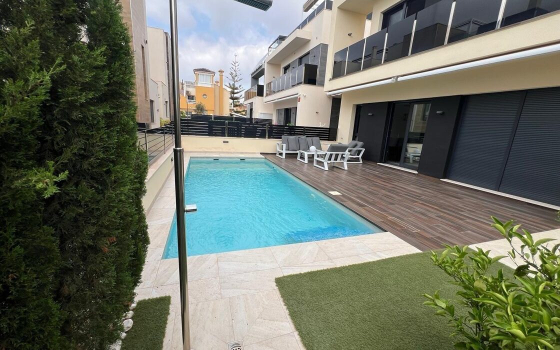 Вилла в Ориуэла Коста 193 кв.м с приватным бассейном