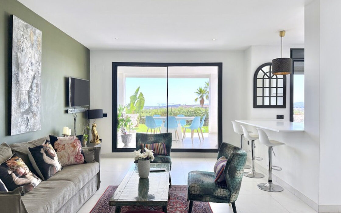 Квартира на первом этаже в Эстепоне 188 кв.м с террасой