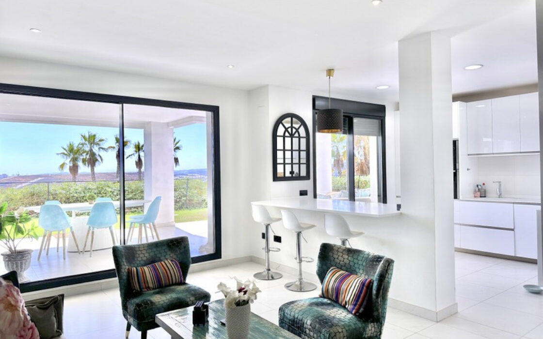 Квартира на первом этаже в Эстепоне 188 кв.м с террасой