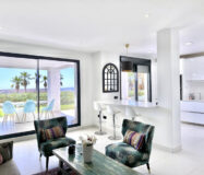 Квартира на первом этаже в Эстепоне 188 кв.м с террасой