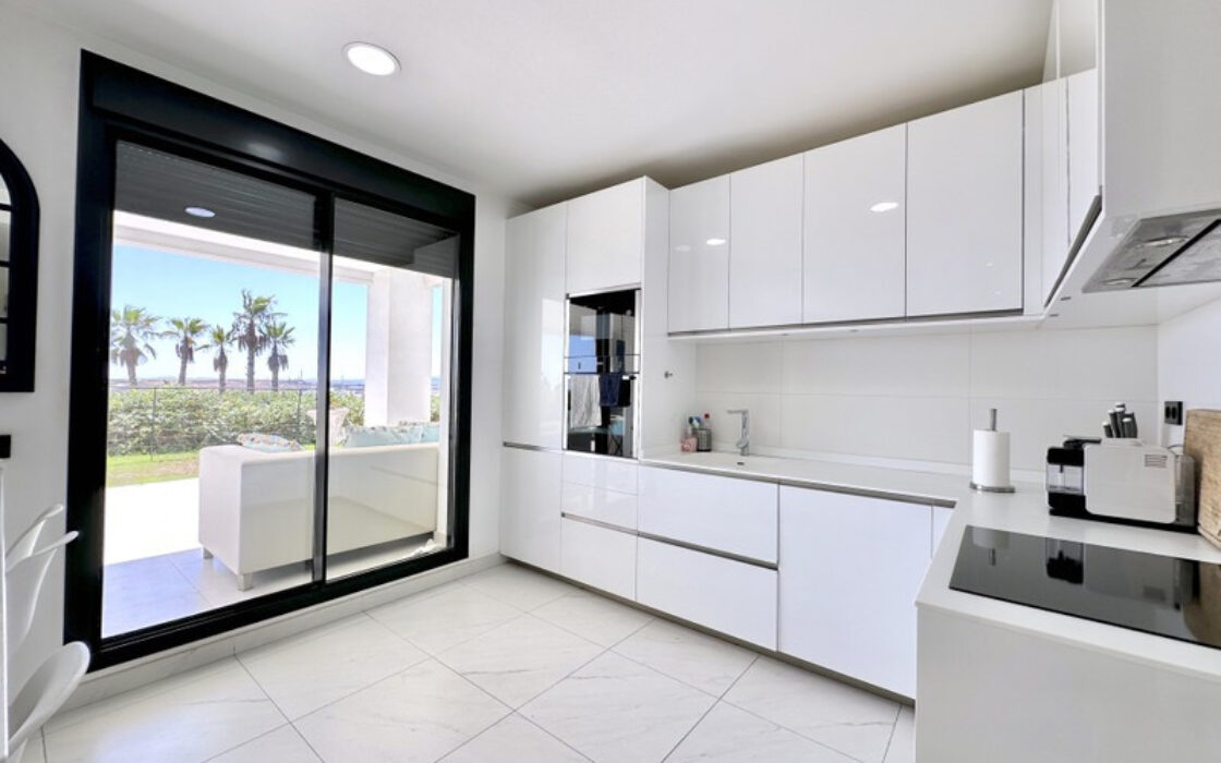 Квартира на первом этаже в Эстепоне 188 кв.м с террасой