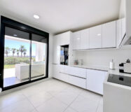 Квартира на первом этаже в Эстепоне 188 кв.м с террасой