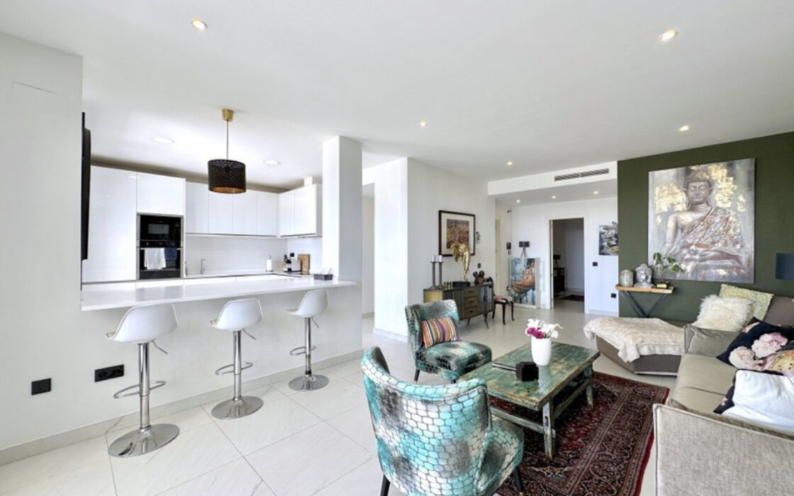 Квартира на первом этаже в Эстепоне 188 кв.м с террасой