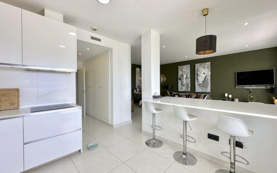 Квартира на первом этаже в Эстепоне 188 кв.м с террасой