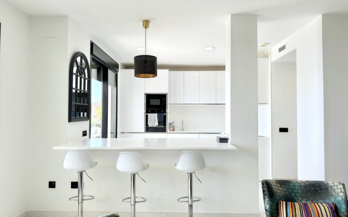 Квартира на первом этаже в Эстепоне 188 кв.м с террасой