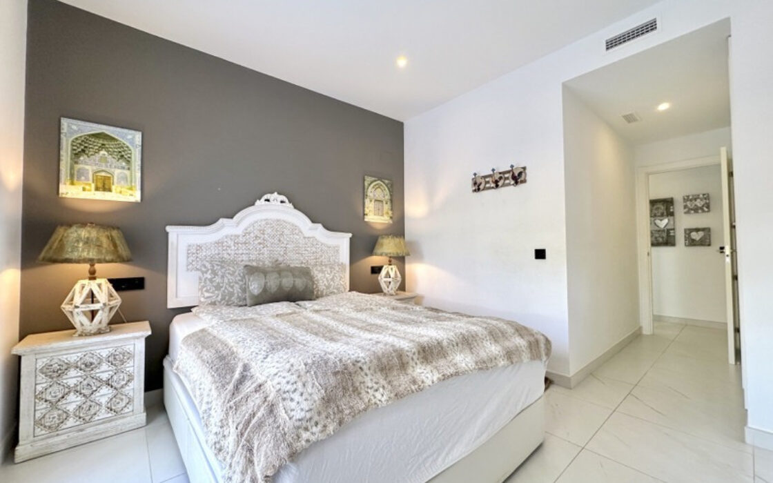 Квартира на первом этаже в Эстепоне 188 кв.м с террасой