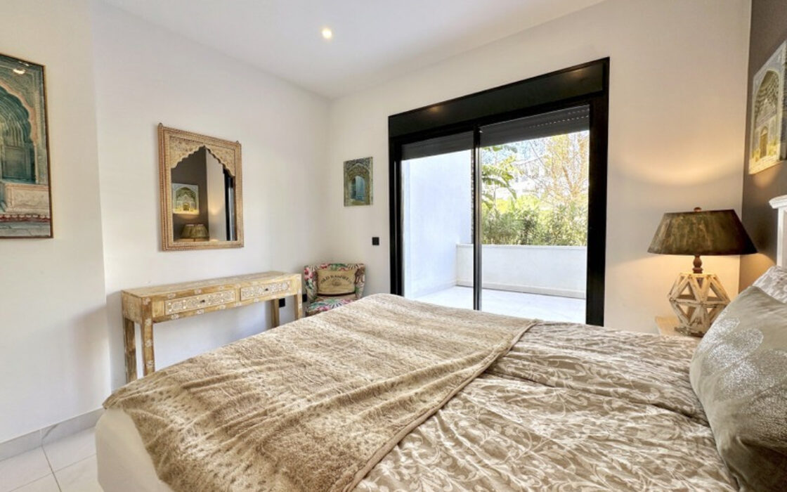 Квартира на первом этаже в Эстепоне 188 кв.м с террасой