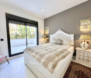 Квартира на первом этаже в Эстепоне 188 кв.м с террасой