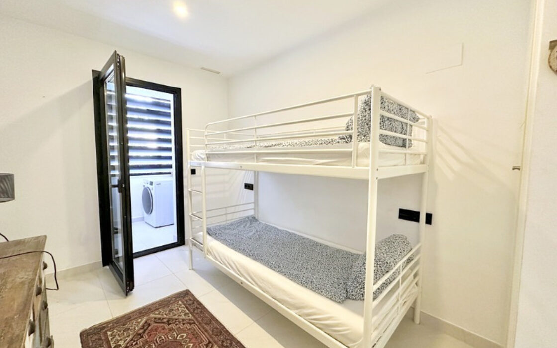 Квартира на первом этаже в Эстепоне 188 кв.м с террасой