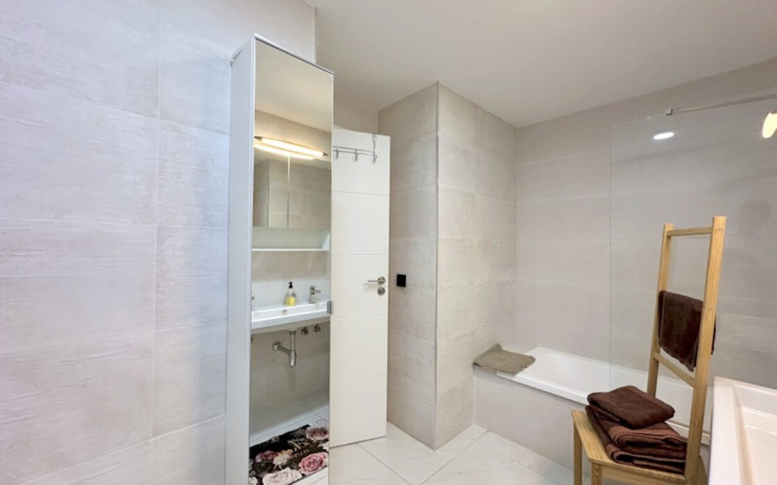 Квартира на первом этаже в Эстепоне 188 кв.м с террасой