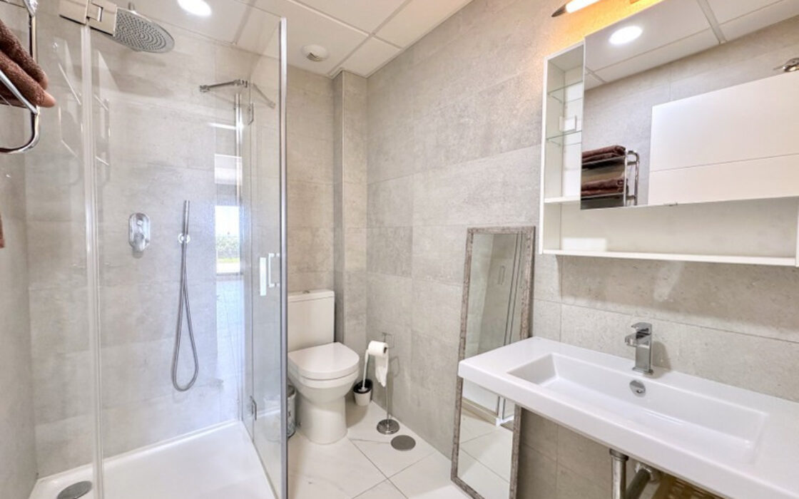 Квартира на первом этаже в Эстепоне 188 кв.м с террасой