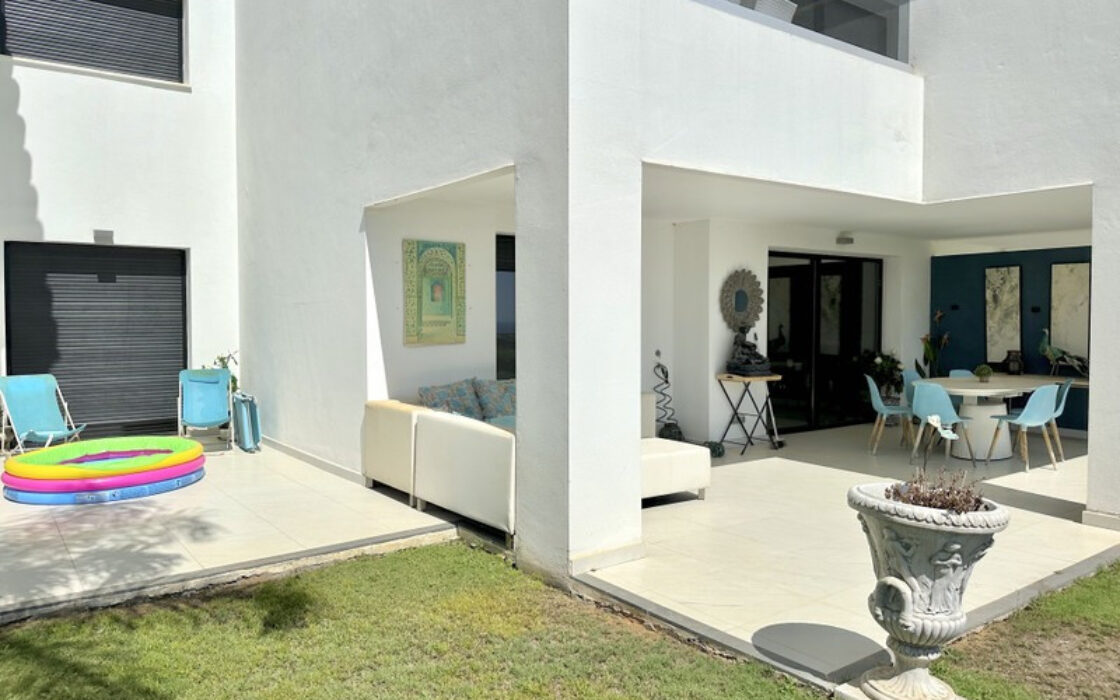 Квартира на первом этаже в Эстепоне 188 кв.м с террасой