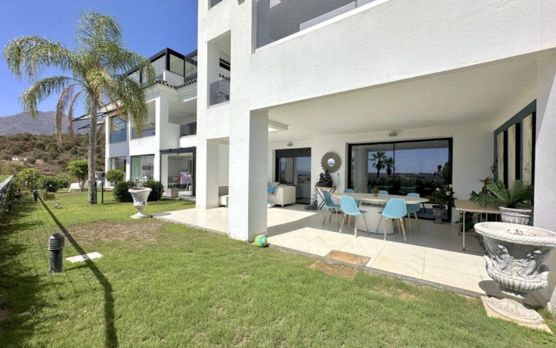 Квартира на первом этаже в Эстепоне 188 кв.м с террасой