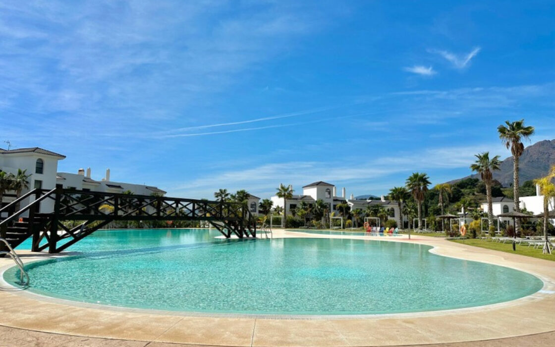 Квартира на первом этаже в Эстепоне 188 кв.м с террасой