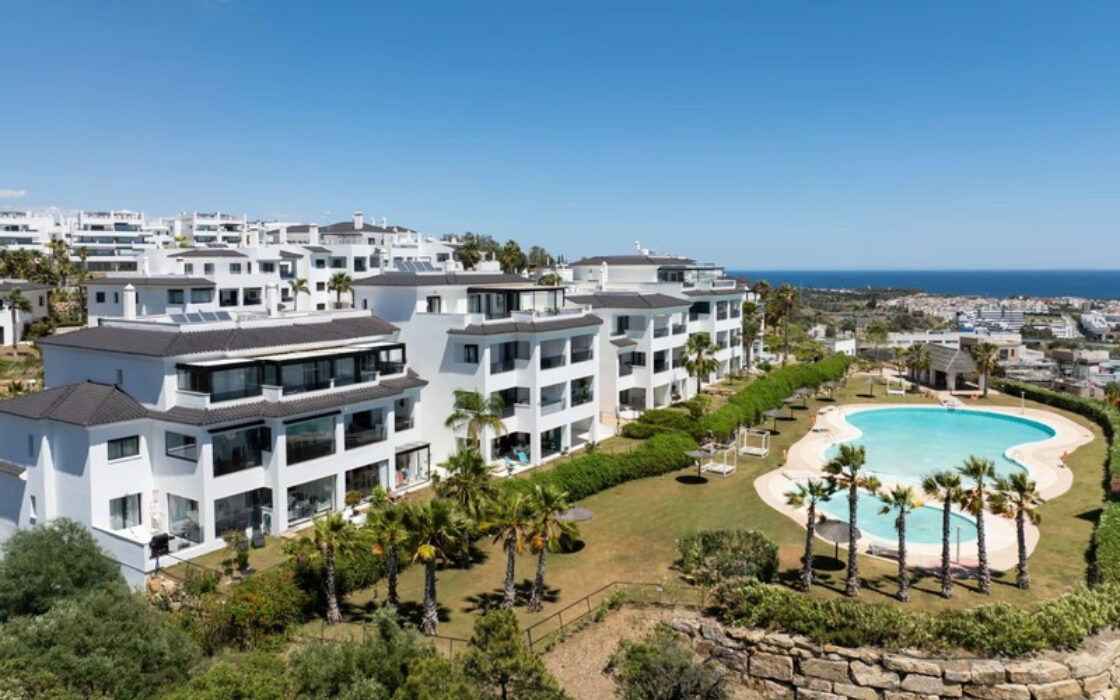 Квартира на первом этаже в Эстепоне 188 кв.м с террасой