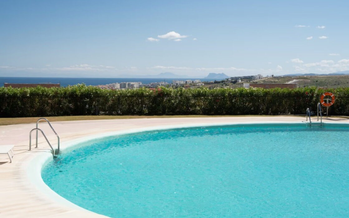 Квартира на первом этаже в Эстепоне 188 кв.м с террасой