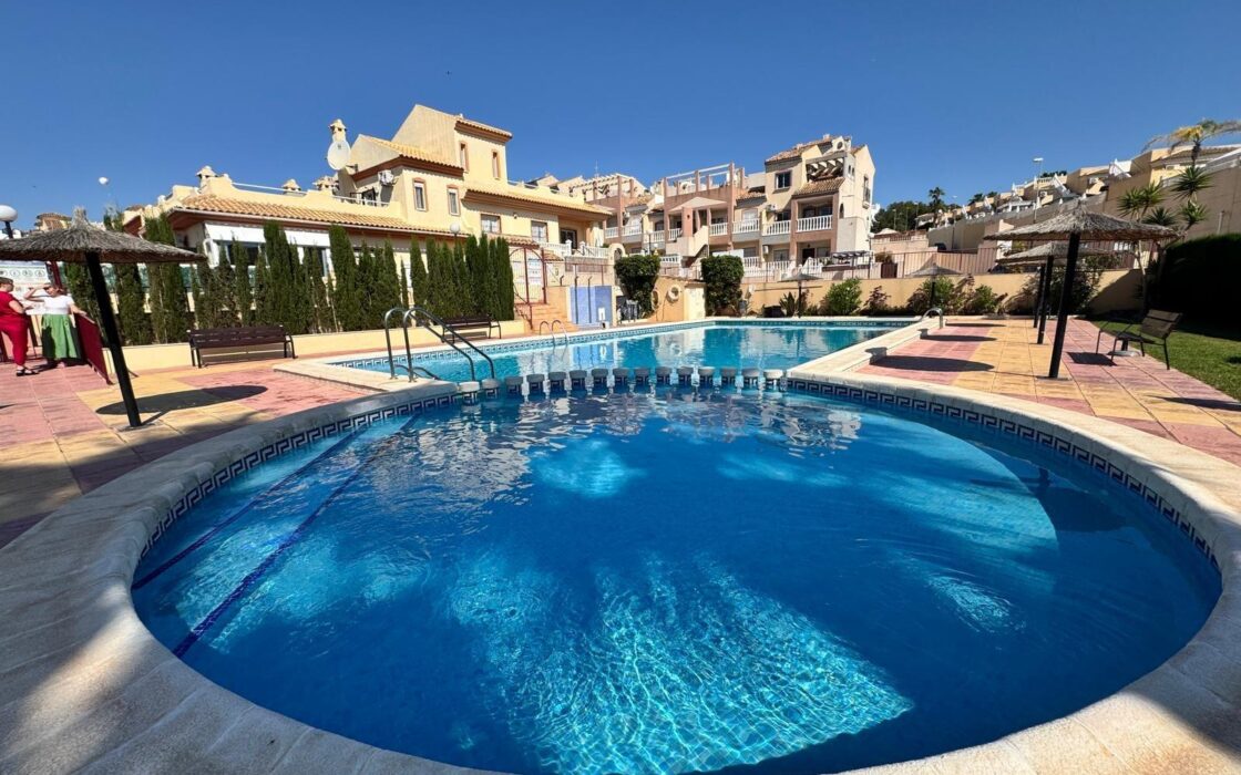 Уютный таунхаус в Ориуэла Коста с террасой 90 кв.м