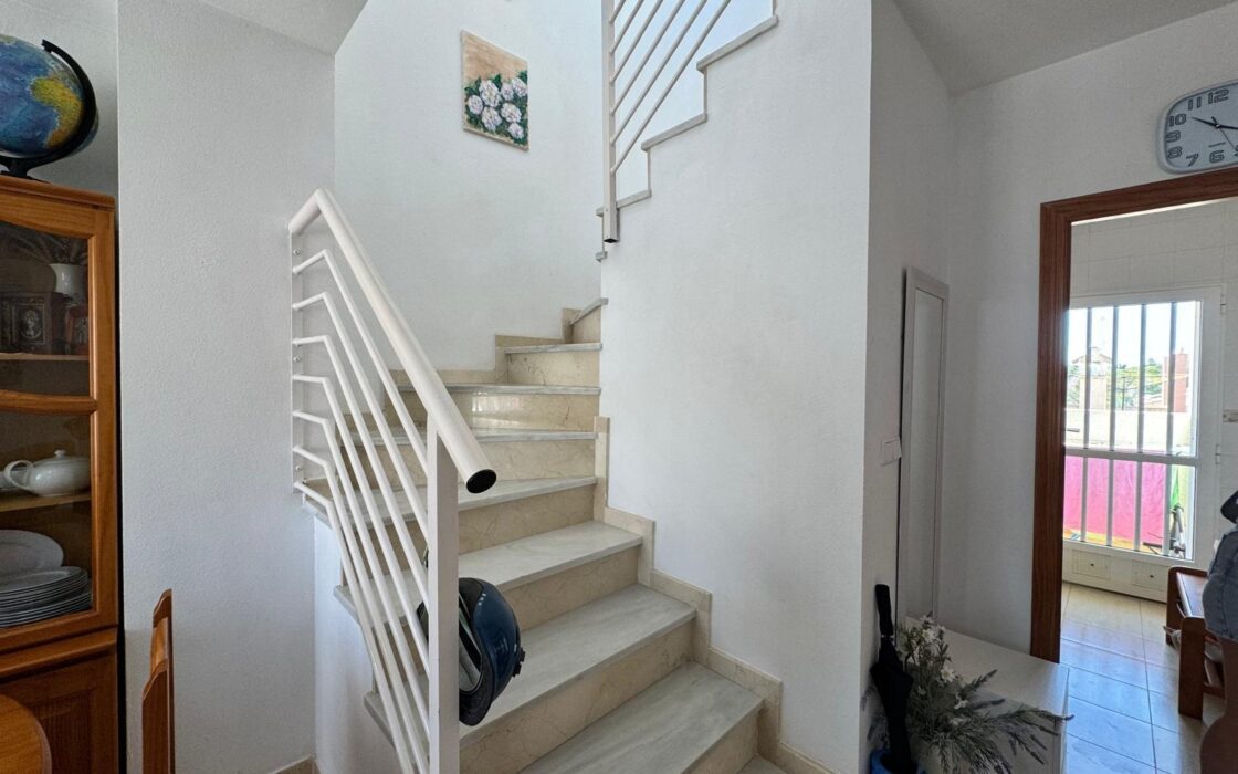 Уютный таунхаус в Ориуэла Коста с террасой 90 кв.м