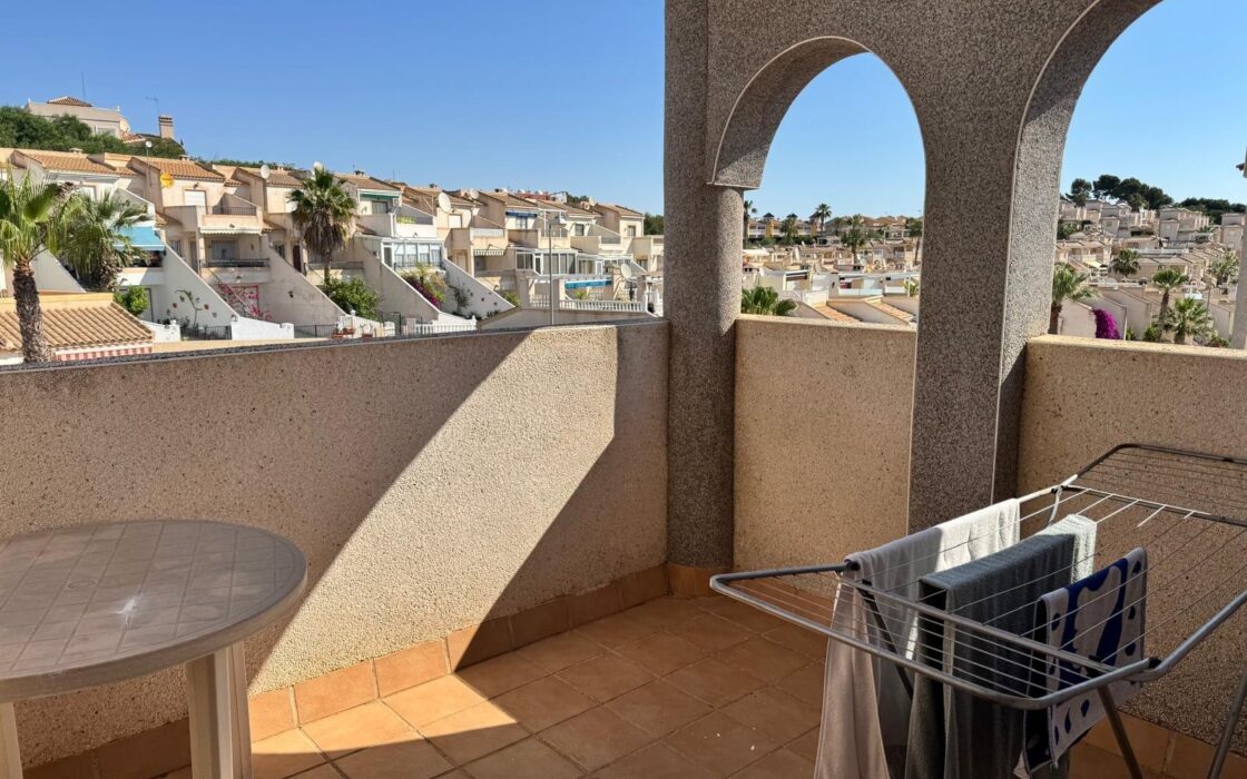 Уютный таунхаус в Ориуэла Коста с террасой 90 кв.м