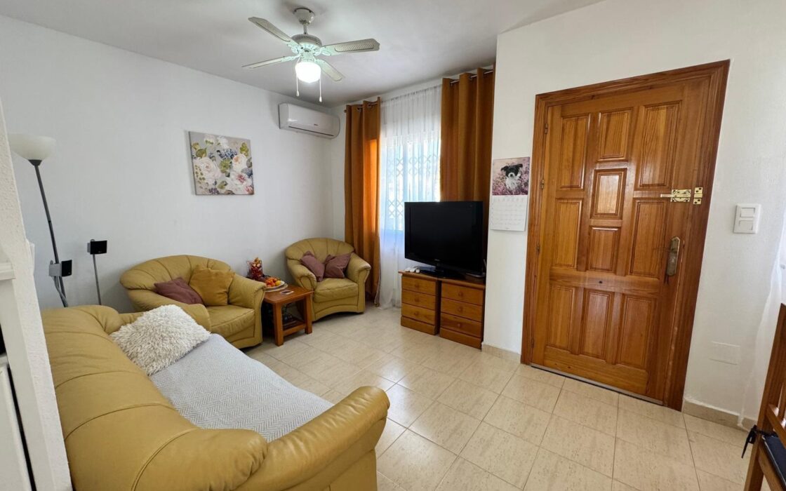 Уютный таунхаус в Ориуэла Коста с террасой 90 кв.м