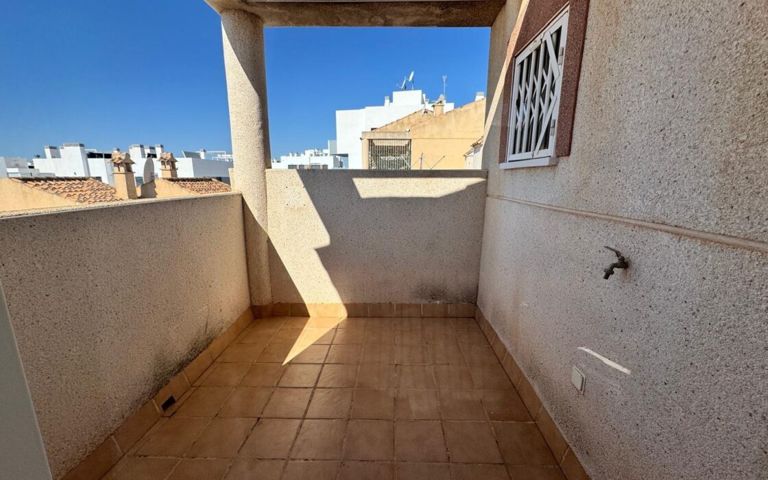 Уютный таунхаус в Ориуэла Коста с террасой 90 кв.м