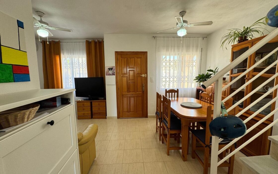 Уютный таунхаус в Ориуэла Коста с террасой 90 кв.м