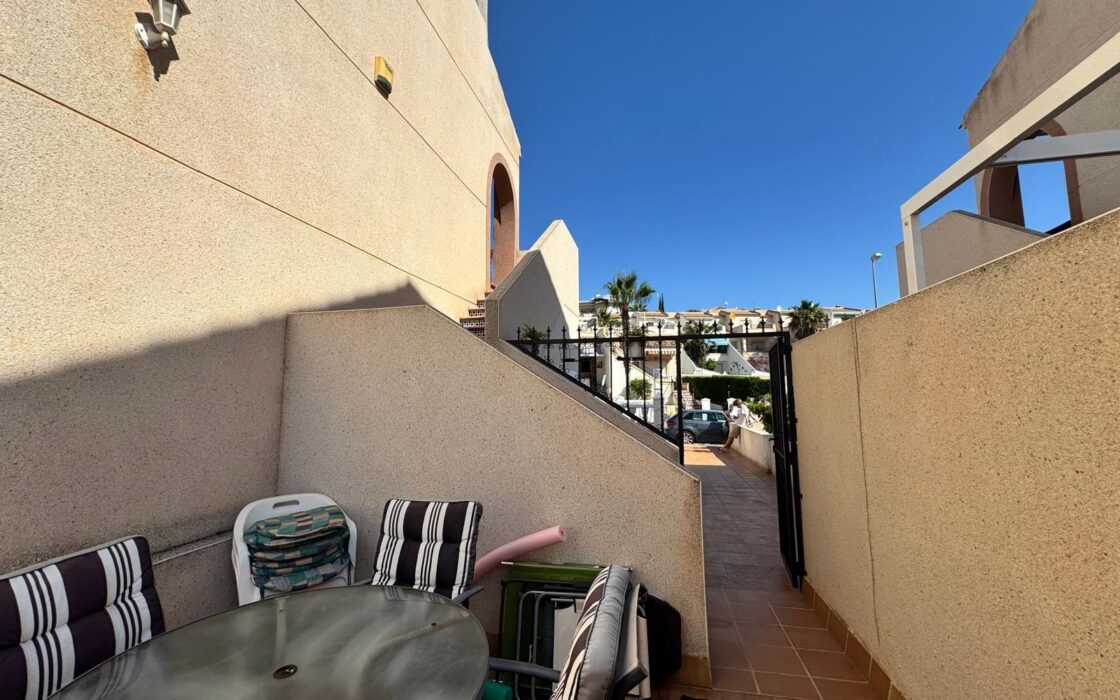 Уютный таунхаус в Ориуэла Коста с террасой 90 кв.м