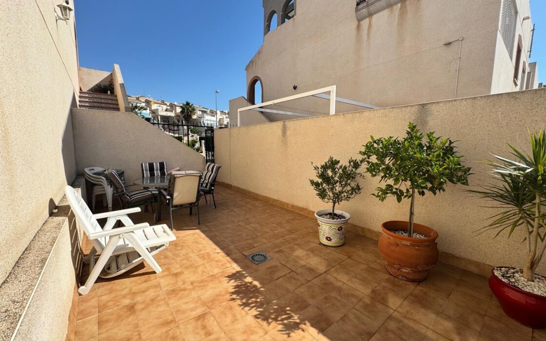 Уютный таунхаус в Ориуэла Коста с террасой 90 кв.м