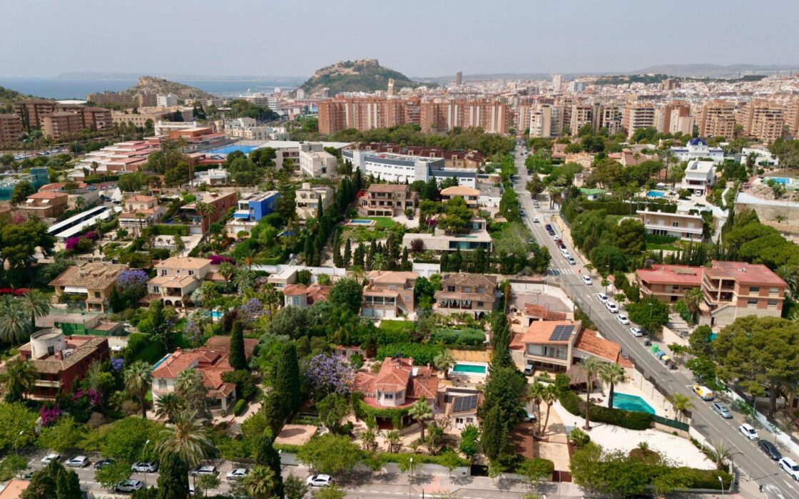 Вилла в Аликанте 500 кв.м с бассейном и террасой