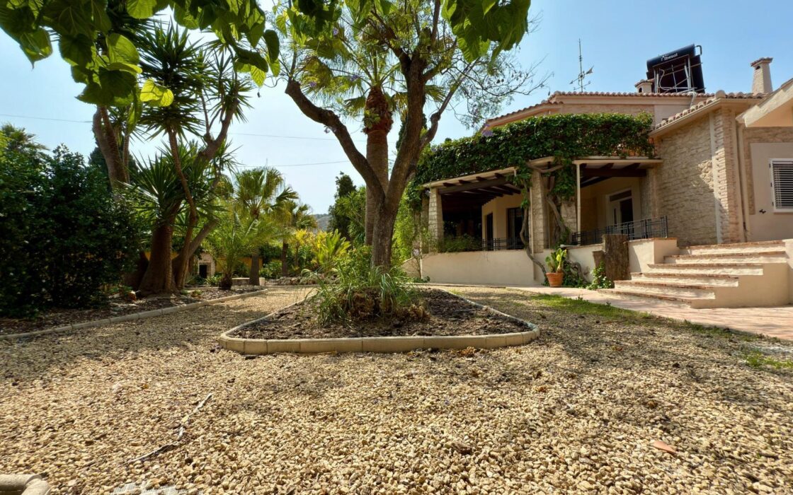 Вилла в Аликанте 500 кв.м с бассейном и террасой