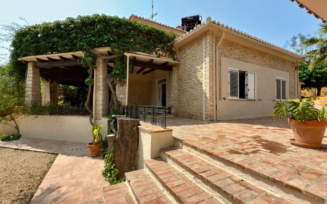 Вилла в Аликанте 500 кв.м с бассейном и террасой